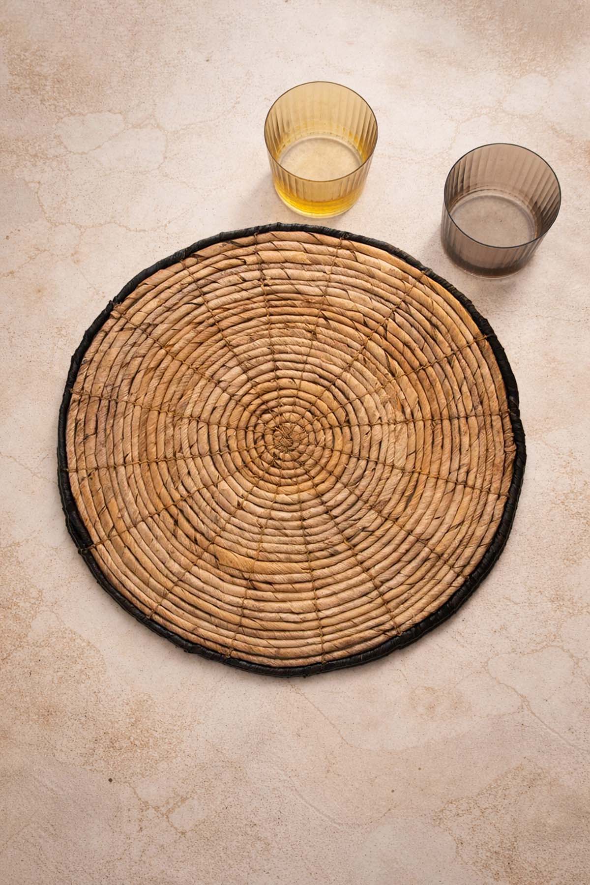 Banana Round With Black Sisal Placemat