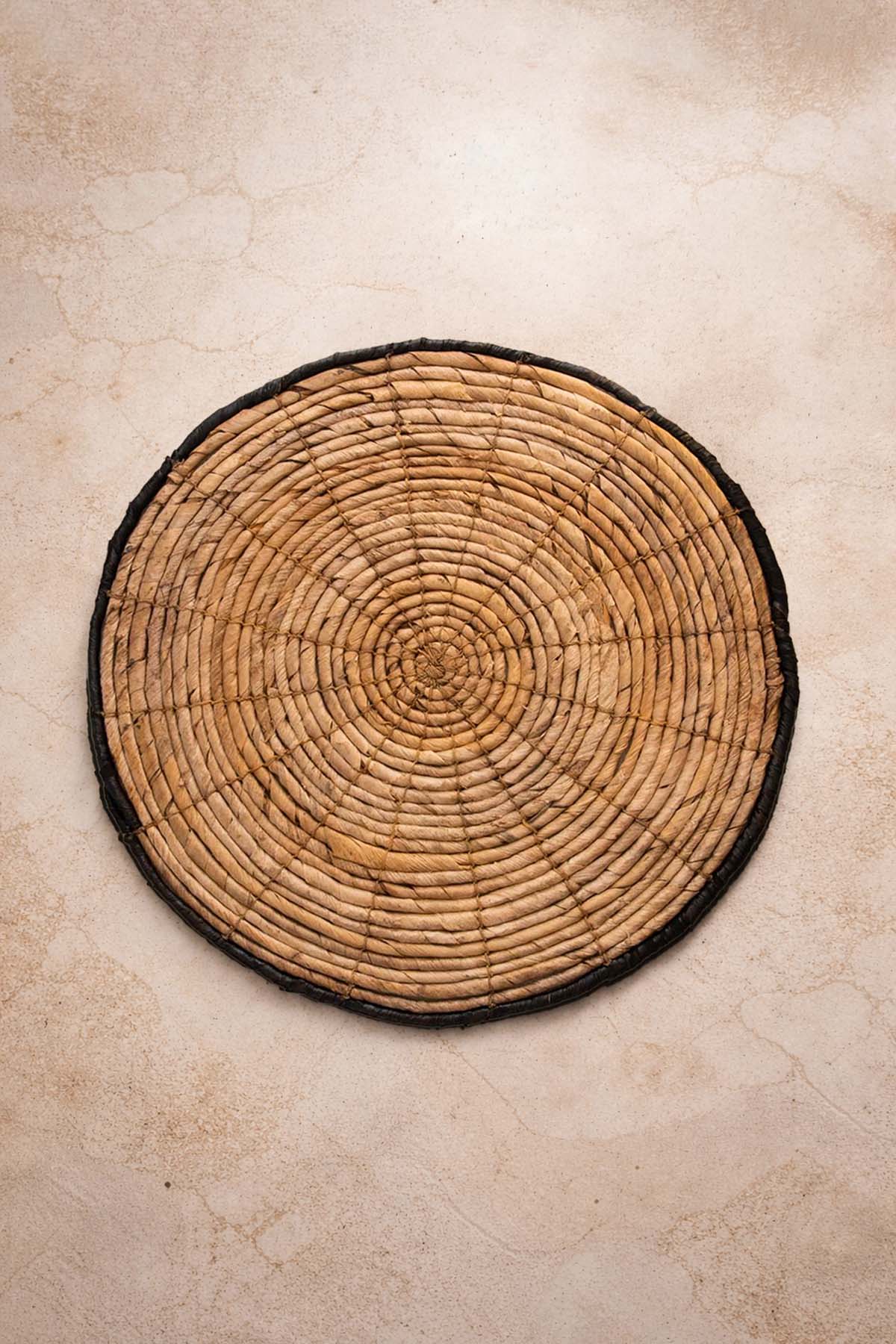 Banana Round With Black Sisal Placemat