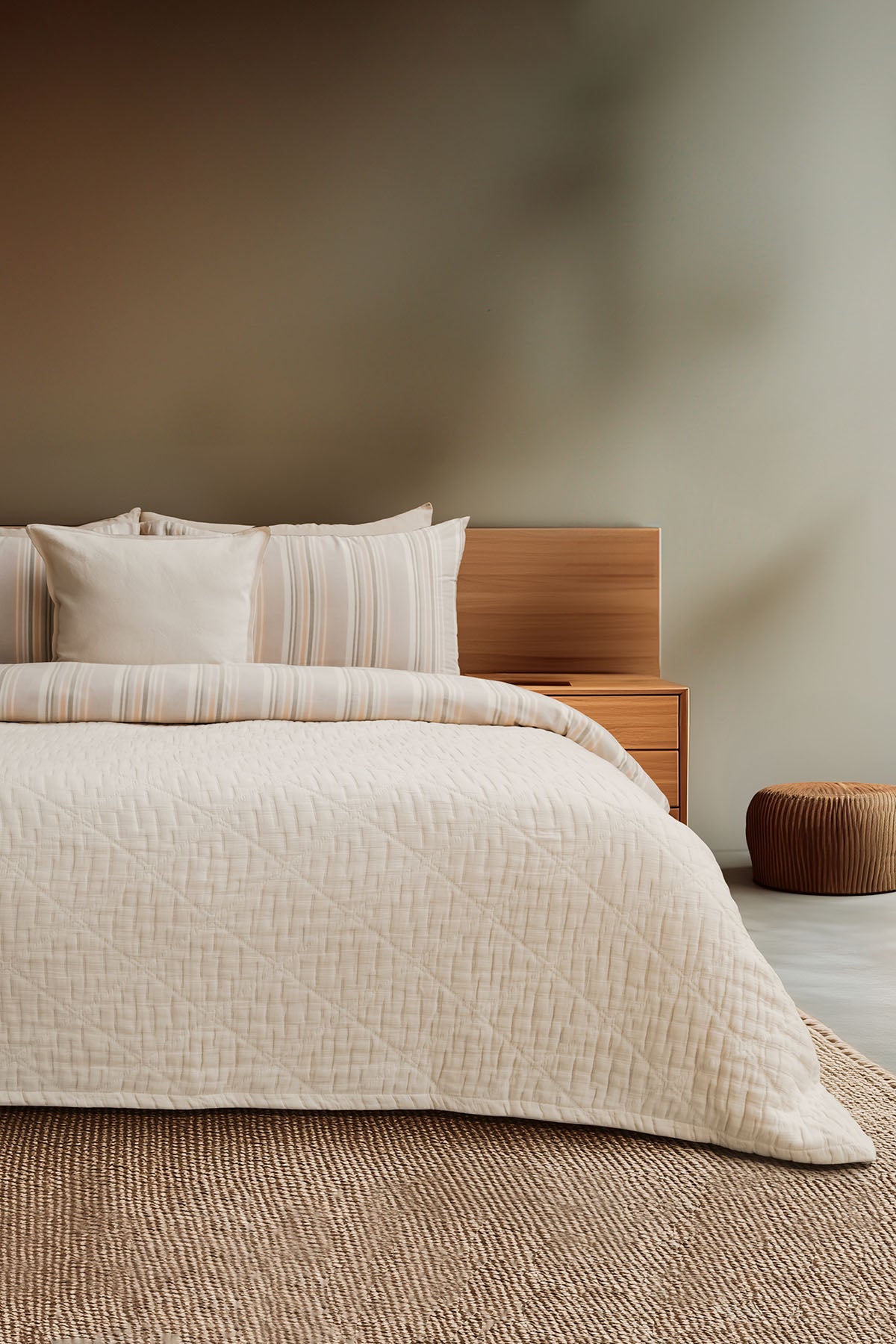 Atik Filled Jaquard Bed Cover Ecru